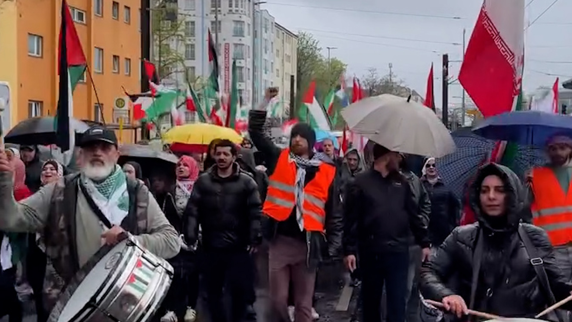 Berlin'de Yüzlerce Kişi Küresel Çatışmaları Protesto Etti