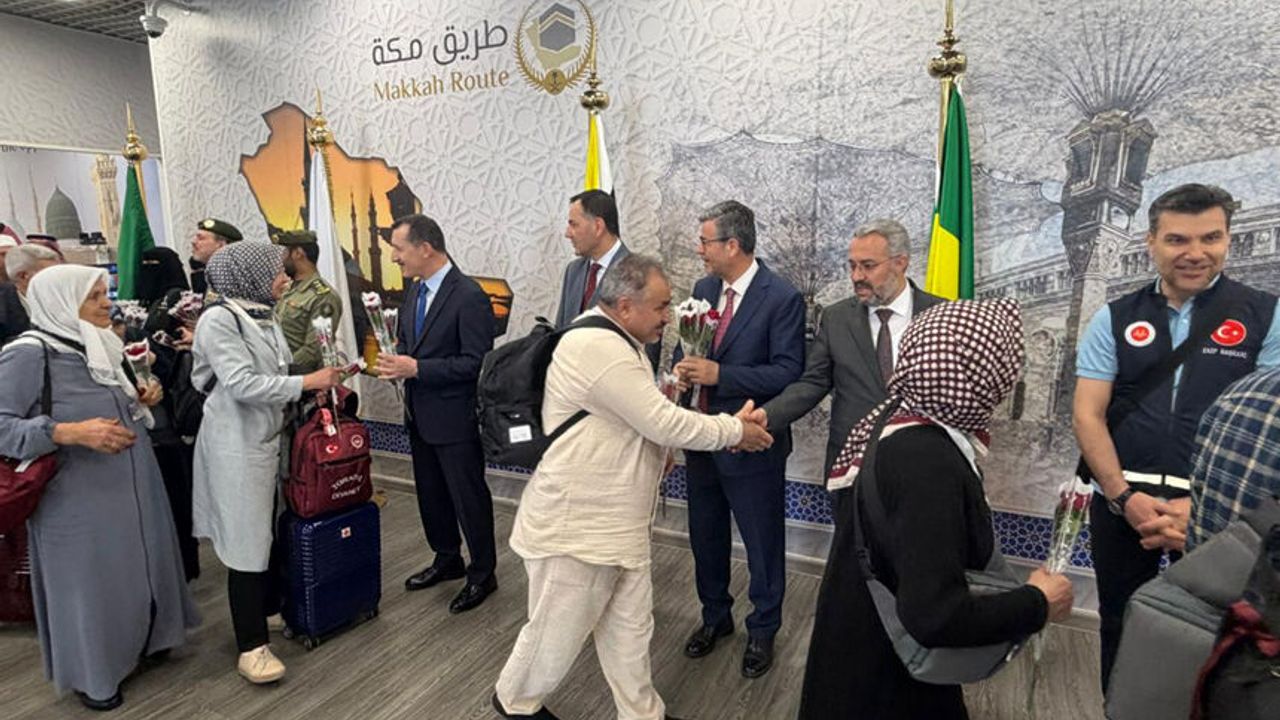 Diyanet, İlk Hacı Kafilelerini Medine'de Güllerle Karşıladı