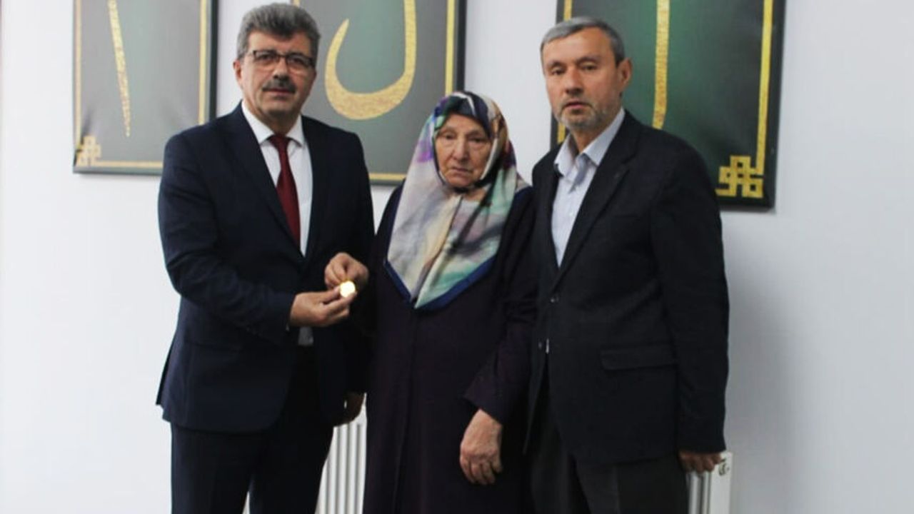 Fikriye Ateş, 65 Yıllık Beşibirlik Altınlarını Kur'an Kursuna Bağışladı