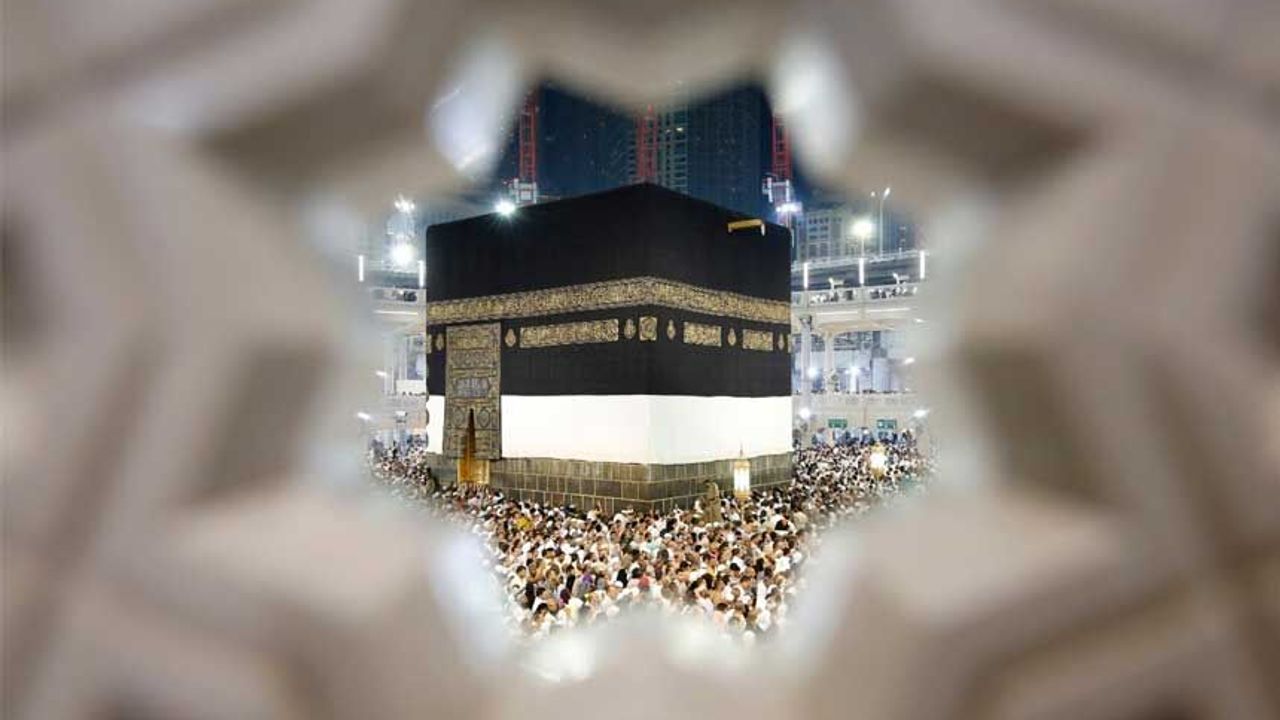 Kabe'nin Örtüsü Hac Hazırlıkları İçin 3 Metre Yükseltildi